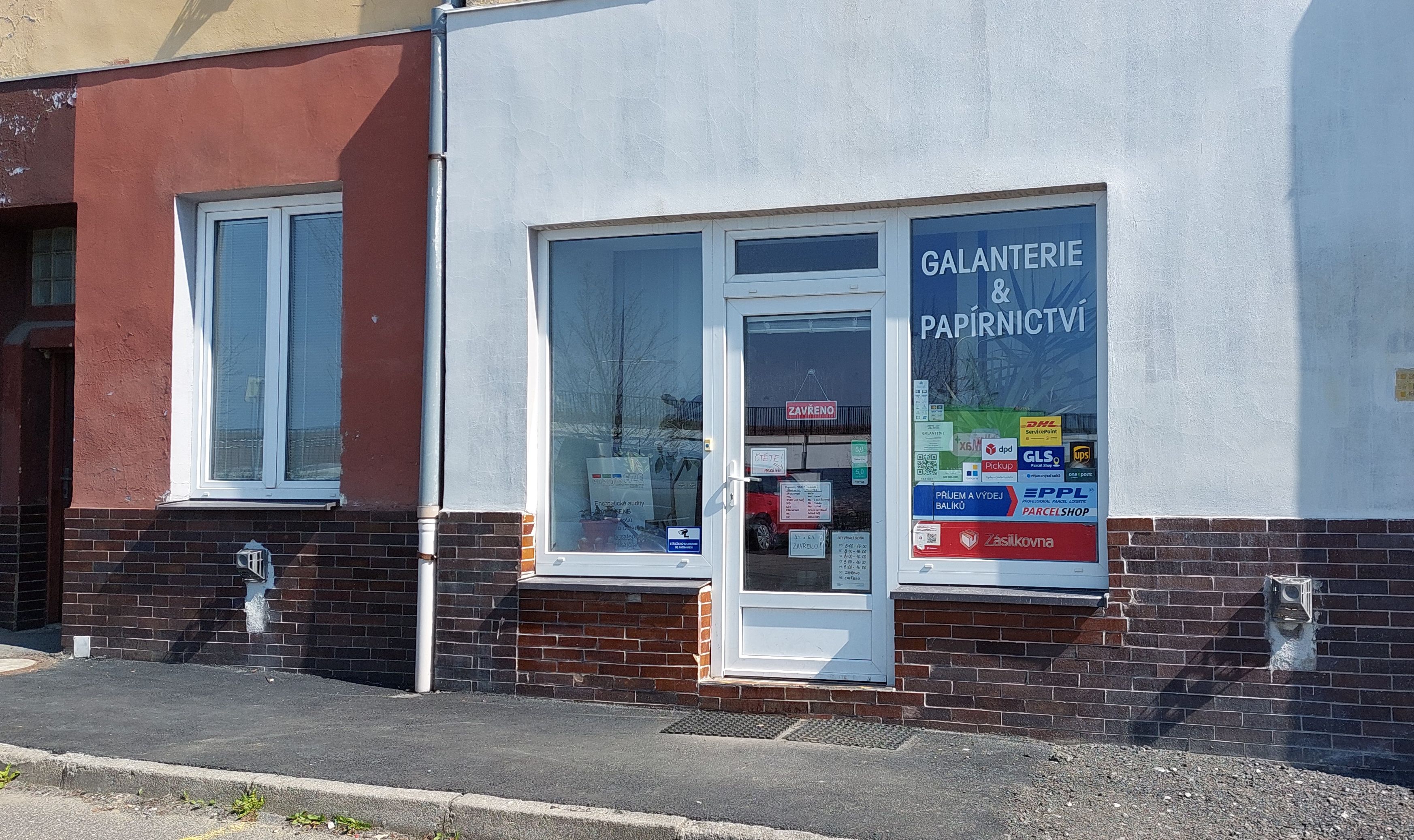 Vchod do prodejny Sceptre Shop z ulice Jaklovecká